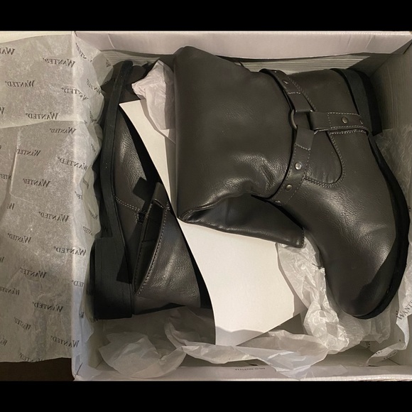 BOOTS - Picture 3 of 6